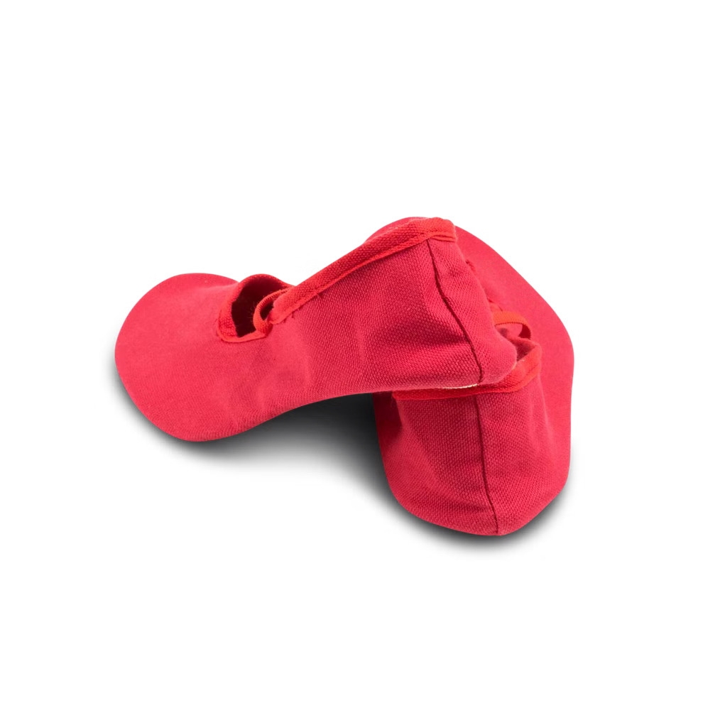 Waldorfkind Eurythmieschuhe aus Bio-Baumwolle in weiß blau rot_34004 28 Ein Paar Waldorfkind Eurythmieschuhe aus Bio-Baumwolle in rot einer liegend der andere stehend dargestellt auf weißem Hintergrund. 28