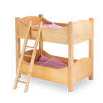 Das Schöllner Doppelstockbett für Puppen aus Erlenholz verfügt über bunt kariertes Bettzeug und eine blonde Puppe im oberen Stockwerk mit einer kleinen Holzleiter an der Seite und einem leeren unteren Stockwerk.