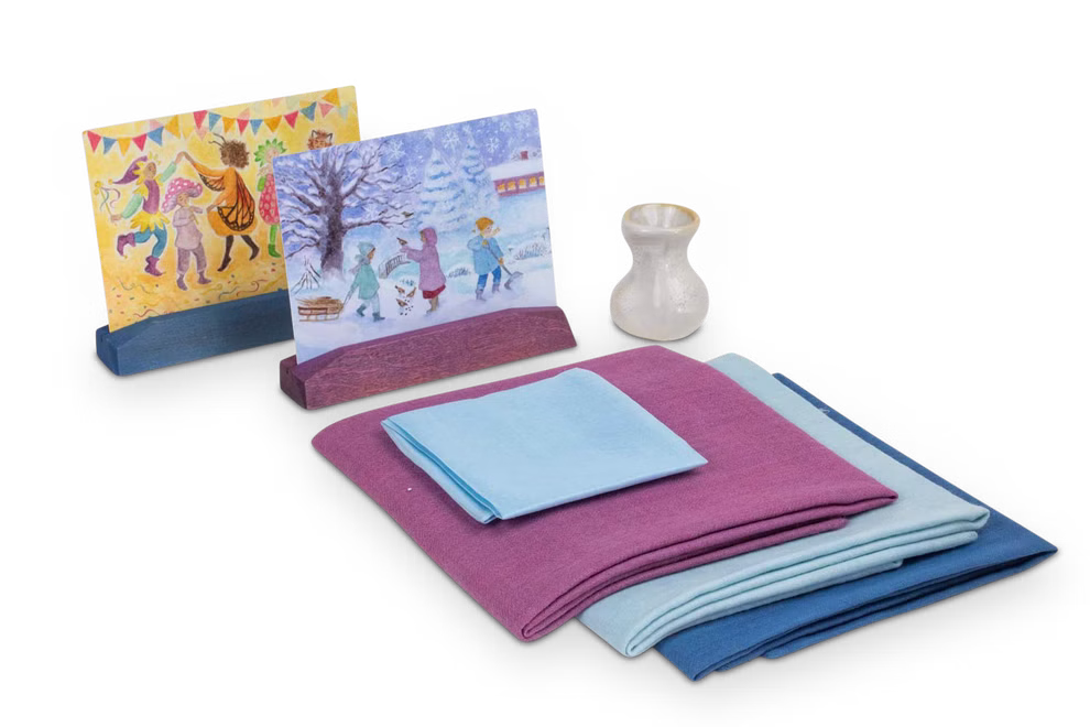 Waldorfkind Jahreszeiten Set „Winter" _18289 Jahreszeiten Set „Winter“ von waldorfkind mit Kartenständern, Seidentuch, Vase und Postkarten für den Jahreszeitentisch | Waldorfshop