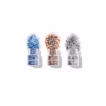 Birkenspanner Bio-Glitzer im 3er Pack zum Feiern und Basteln_32143 Edgy Earth Collection Drei kleine Gläser Bio-Glitzer im 3er Pack von Birkenspanner-jeweils in Blau Gold und Silber-wirbeln glitzernd über offenen Gläsern auf weißem Hintergrund. Die Schatten der Gläser fallen nach rechts. Edgy Earth Collection