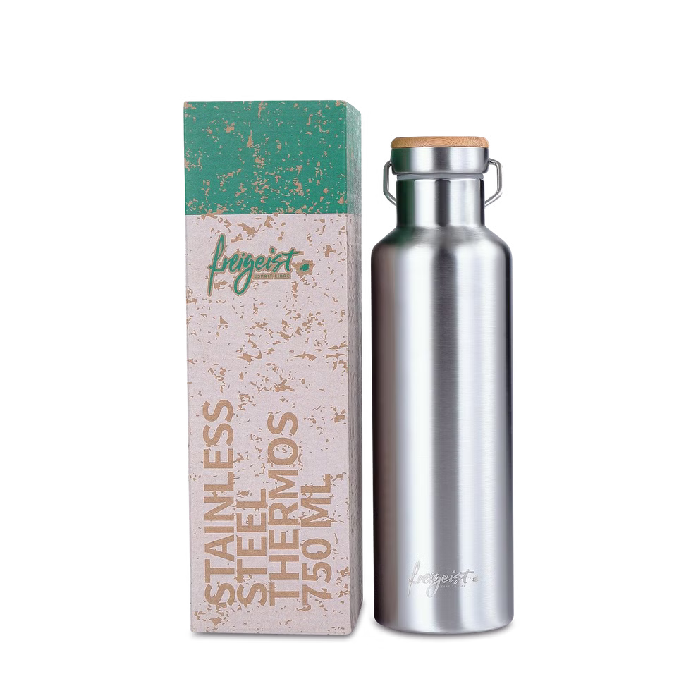 Freigeist Thermosflasche in 3 Größen erhältlich_32240 750 ml Eine Freigeist Thermosflasche in Silber steht neben einer Box. 750 ml