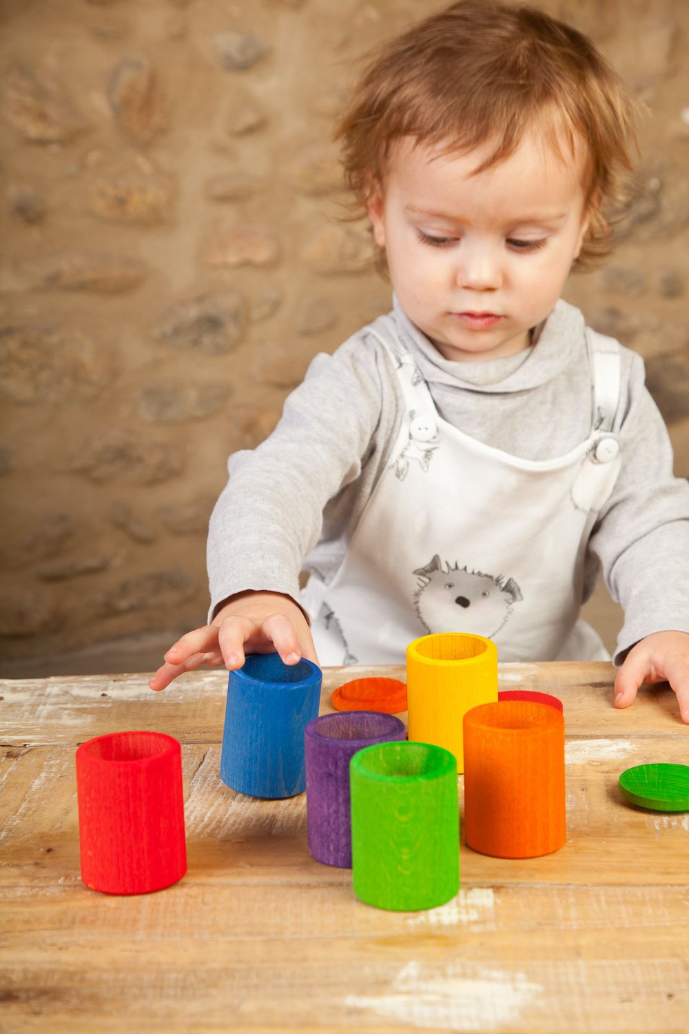 Juguete de madera Grapat 6 tazas con tapa, de colores