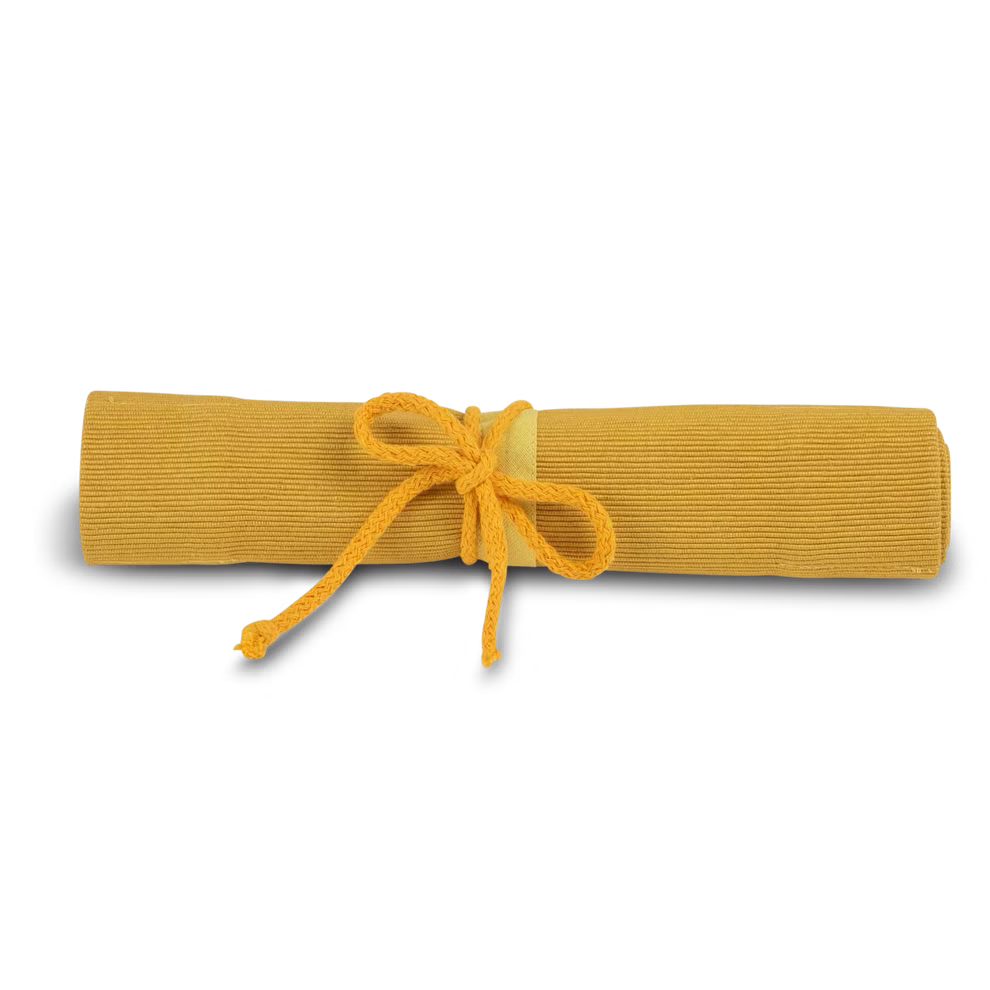 Morgenspruch Eurythmieversand Rollmäppchen gelb 16er ohne Inhalt _34009 Das Rollmäppchen gelb 16er ohne Inhalt von Morgenspruch Eurythmieversand ist ein gelber Rollmäppchenbeutel der mit einer passenden Schnur gebunden ist abgebildet auf weißem Hintergrund.