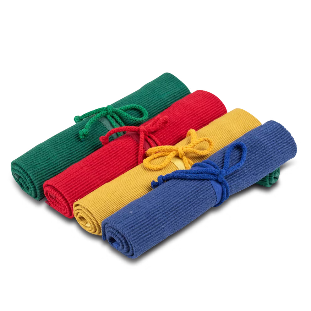 Morgenspruch Eurythmieversand Rollmäppchen gelb 16er ohne Inhalt _34011 Vier Morgenspruch Eurythmieversand "Rollmäppchen gelb 16er ohne Inhalt" in den Farben grün rot gelb und blau jeweils mit einer passenden Schnur verschnürt sind nebeneinander auf weißem Grund angeordnet.