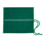 Morgenspruch Eurythmieversand Rollmäppchen grün 12er ohne Inhalt_34083 Ein flaches quadratisches grünes Rollmäppchen grün 12er ohne Inhalt von Morgenspruch Eurythmieversand mit strukturiertem Stoff einem abgesteppten Streifen in der Mitte und zwei grünen geflochtenen Schnüren auf der rechten Seite. Auf einfarbig weißem Hinter