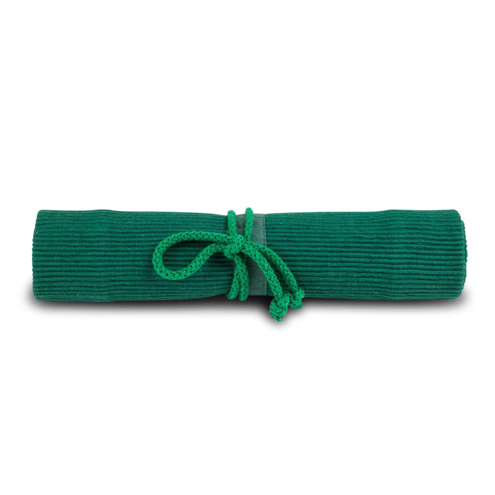 Morgenspruch Eurythmieversand Rollmäppchen grün 12er ohne Inhalt_34037 Das "Rollmäppchen grün 12er ohne Inhalt" von Morgenspruch Eurythmieversand ist ein aufgerolltes grünes Stofftäschchen mit passender Kordel abgebildet auf weißem Hintergrund.