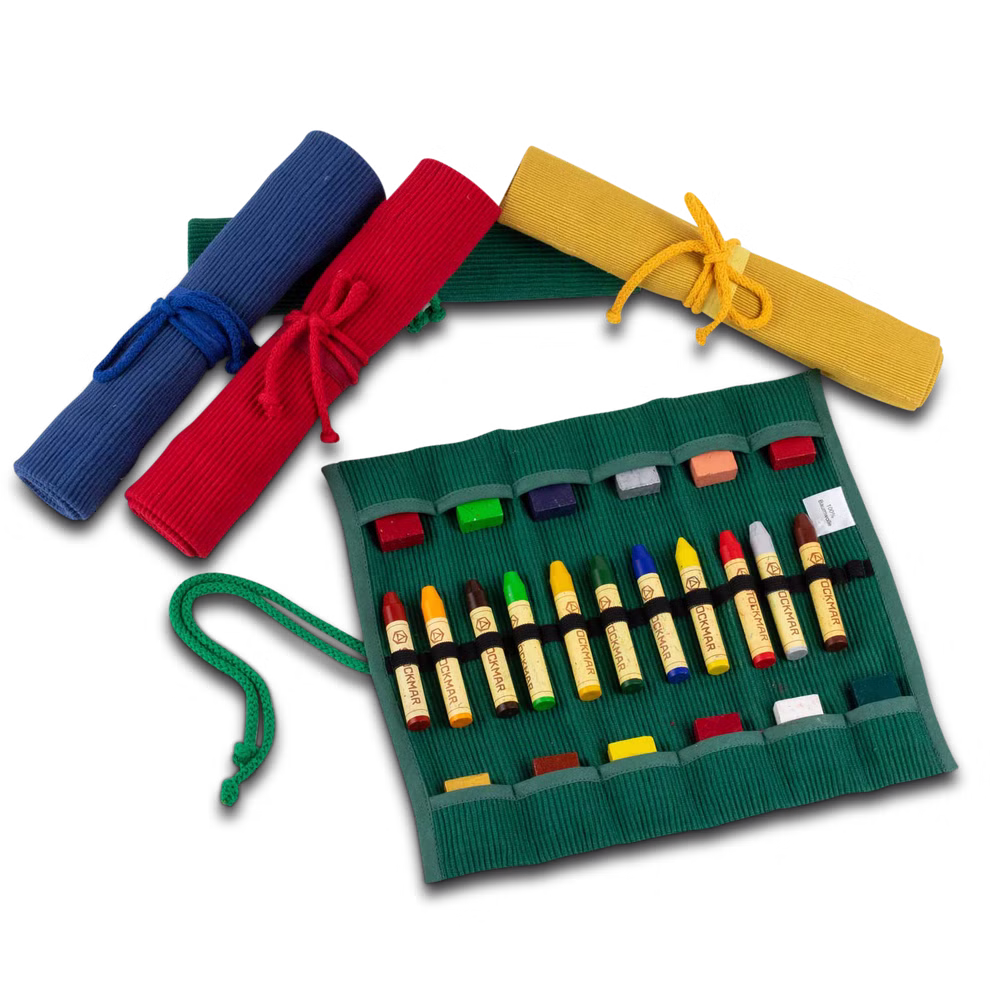 Morgenspruch Eurythmieversand Rollmäppchen grün 12er ohne Inhalt_34039 Das Rollmäppchen grün 12er ohne Inhalt von Morgenspruch Eurythmieversand ist ein grünes Stoff-Rollmäppchen. Drei weitere Koffer in blau rot und gelb mit passenden Bändern werden daneben gestellt. Buntstifte und Blöcke sind nicht enthalten.