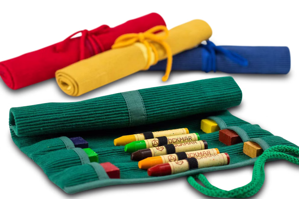 Morgenspruch Eurythmieversand Rollmäppchen grün 12er ohne Inhalt_34040 Die Abbildung zeigt die "Rollmäppchen grün 12er ohne Inhalt" von Morgenspruch Eurythmieversand neben roten gelben und blauen Etuis; das grüne Etui ist geöffnet und gibt den Blick auf leere Fächer für Buntstifte und Blöcke frei.