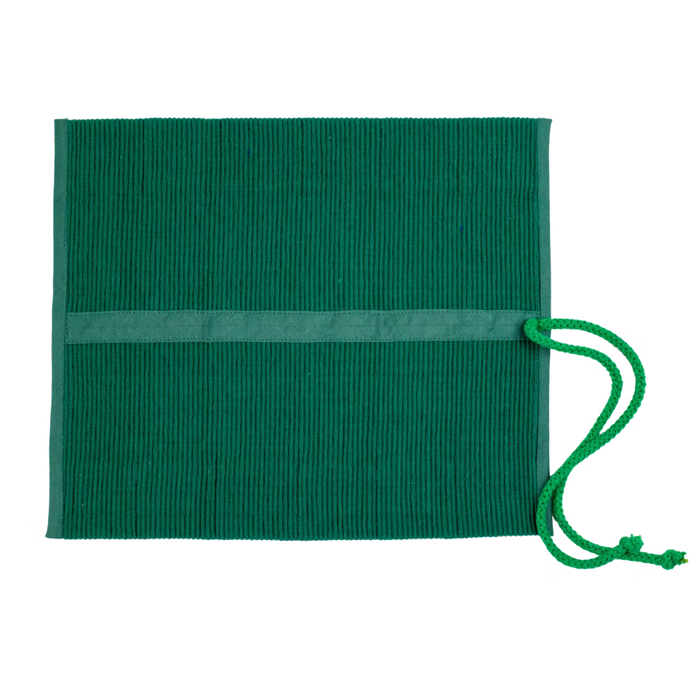 Morgenspruch Eurythmieversand Rollmäppchen grün 12er ohne Inhalt_34083 Ein flaches quadratisches grünes Rollmäppchen grün 12er ohne Inhalt von Morgenspruch Eurythmieversand mit strukturiertem Stoff einem abgesteppten Streifen in der Mitte und zwei grünen geflochtenen Schnüren auf der rechten Seite. Auf einfarbig weißem Hinter