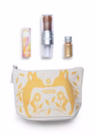 Das Namaki Cosmetics Set "Goldglitzer Tasche Lippenbalsam Goldglitzer Magischer Pinsel" besteht aus einer gelb-weißen Tasche mit Hirschmotiven einem Lippenbalsam Glitzerpuder mit Pinsel und ist auf weißem Hintergrund abgebildet.