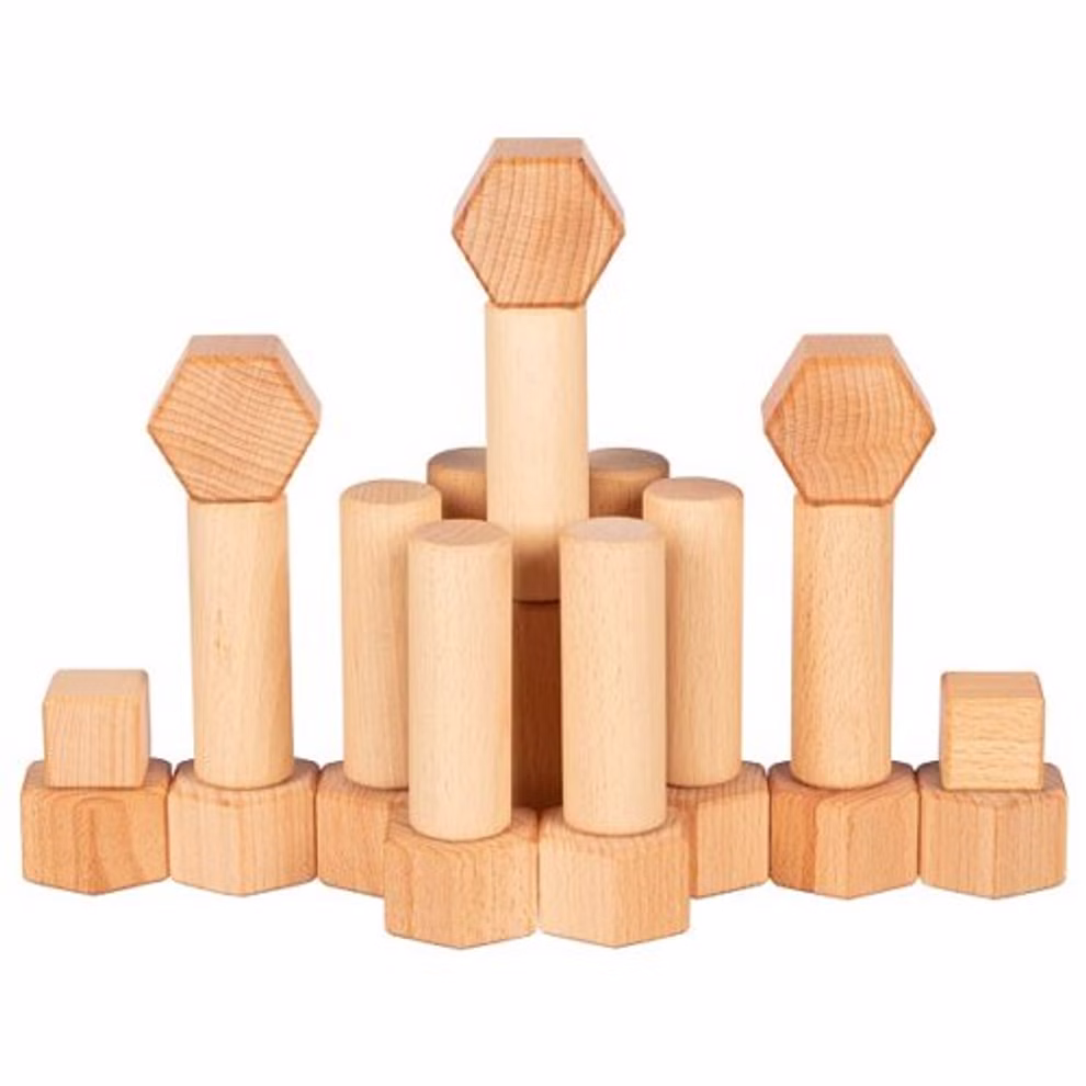 Goki Bausteine mit Walnussöl veredelt 75 Teile _26447 Die Goki Bausteine mit Walnussöl veredelt 75 Teile bestehen aus sechseckigen und zylindrischen Holzklötzen in Naturtönen die symmetrisch angeordnet sind und so eine schlossähnliche Struktur bilden.