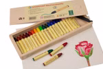 Stockmar Stockmar 24 Wachsmalstifte im Holzkasten_32314 Eine geöffnete Stockmar 24 Wachsmalstifte im Holzkasten zeigt bunte Stockmar Wachsmalstifte. Zwei Buntstifte ruhen neben einer Rosenzeichnung auf weißem Papier der Deckel der Schachtel ist teilweise geöffnet.