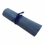 Morgenspruch Eurythmieversand Gefülltes Rollmäppchen blau 12er _535 Ein Gefülltes Rollmäppchen blau 12er von Morgenspruch Eurythmieversand abgebildet aufgerollt und mit einer blauen Kordel gebunden auf weißem Grund.
