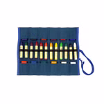 Morgenspruch Eurythmieversand Gefülltes Rollmäppchen blau 12er _34048 Das "Gefülltes Rollmäppchen blau 12er" vom Morgenspruch Eurythmieversand ist ein blaues Stoff-Rollmäppchen mit zwölf bunten Buntstiften in einzelnen Fächern die in Regenbogenreihenfolge angeordnet und mit einem blauen Kordelband auf der rechten Seite gesic