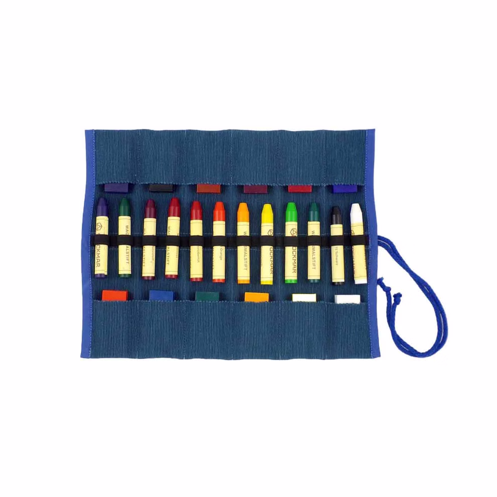 Morgenspruch Eurythmieversand Gefülltes Rollmäppchen blau 12er _34048 Das "Gefülltes Rollmäppchen blau 12er" vom Morgenspruch Eurythmieversand ist ein blaues Stoff-Rollmäppchen mit zwölf bunten Buntstiften in einzelnen Fächern die in Regenbogenreihenfolge angeordnet und mit einem blauen Kordelband auf der rechten Seite gesic