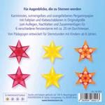 Sechs gefaltete Papiersterne in den Farben Rot Orange und Gelb aus dem Fensterstern Spötzl "Kinderleichte Fenstersterne in warmen Farben Bastelset" sind auf hellblauem Hintergrund angeordnet und mit dem Hinweis versehen dass sie für Kinder ab 6 Jahren geei