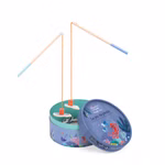 Angelspiel Paulie von Moulin Roty ist ein farbenfrohes Angelspiel mit einer runden an das Meer erinnernden Schachtel zwei Angelruten mit Schnüren und magnetischen Fischteilen. Auf dem aufgeklappten Deckel ist der französische Titel zu lesen.