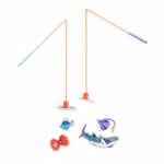 Das Angelspiel Paulie von Moulin Roty zeigt zwei hölzerne Angelruten mit orangefarbenen Schnüren und Magneten die über fünf bunten magnetischen Meeresbewohnern - einem Fisch einer Krabbe einem Rochen einem Hai und einem weiteren Fisch - auf weißem Hintergr