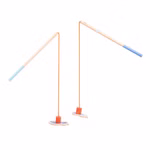 Das Angelspiel Paulie von Moulin Roty besteht aus zwei hölzernen Angelruten mit hellbraunen Griffen und blauen Spitzen die jeweils mit einer orangefarbenen Schnur die an einem fischförmigen Stück befestigt ist und einem roten Block am Ende versehen sind.