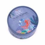 Eine runde blaue Spielschachtel von Moulin Roty mit dem Namen Angelspiel Paulie zeigt lebendige Unterwasserkunst mit einem Oktopus Fischen und Korallen. Auf dem Deckel stehen die französischen Aufschriften "Le jeu de pêche" und "Les Aventures de Paulie Mou