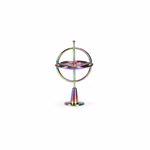 Der Moulin Roty Drehkreisel ist ein Metallkreisel mit regenbogenfarbener Oberfläche der auf einem kleinen konischen Sockel aufrecht vor einem weißen Hintergrund steht.