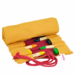 Waldorfkind Gefülltes Rollmäppchen 16er - curry/kirsche aus Biobaumwolle mit 16 Wachsmalstiften _33964 Das Waldorfkind Gefülltes Rollmäppchen 16er in curry/kirsche ist ein gelbes Rollmäppchen aus Bio-Baumwolle mit roter Kordel und Innenleben das 16 bunte Buntstifte in separaten Fächern aufnimmt. Mit einem weißen Anhänger mit rotem Text.