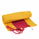 Waldorfkind Gefülltes Rollmäppchen 16er - curry/kirsche aus Biobaumwolle mit 16 Wachsmalstiften _33965 Das Gefülltes Rollmäppchen 16er von Waldorfkind ist eine Curry/kirsche Biobaumwolle-Rollmatte mit 16 Wachsmalstiften mit rotem Abschnitt roter Kordel und einem kleinen weißen Anhänger mit rotem Text.