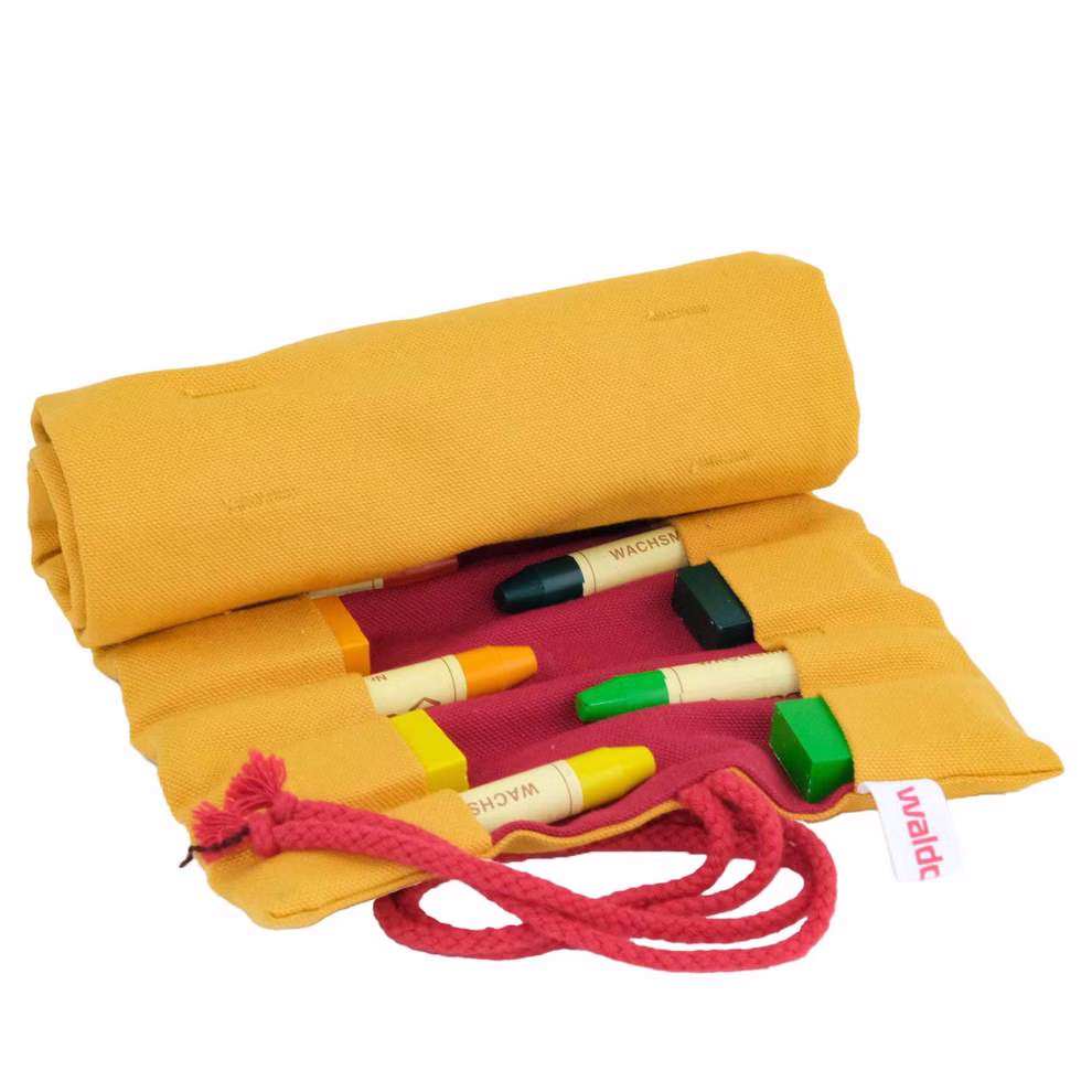 Waldorfkind Gefülltes Rollmäppchen 16er - curry/kirsche aus Biobaumwolle mit 16 Wachsmalstiften _33964 Das Waldorfkind Gefülltes Rollmäppchen 16er in curry/kirsche ist ein gelbes Rollmäppchen aus Bio-Baumwolle mit roter Kordel und Innenleben das 16 bunte Buntstifte in separaten Fächern aufnimmt. Mit einem weißen Anhänger mit rotem Text.