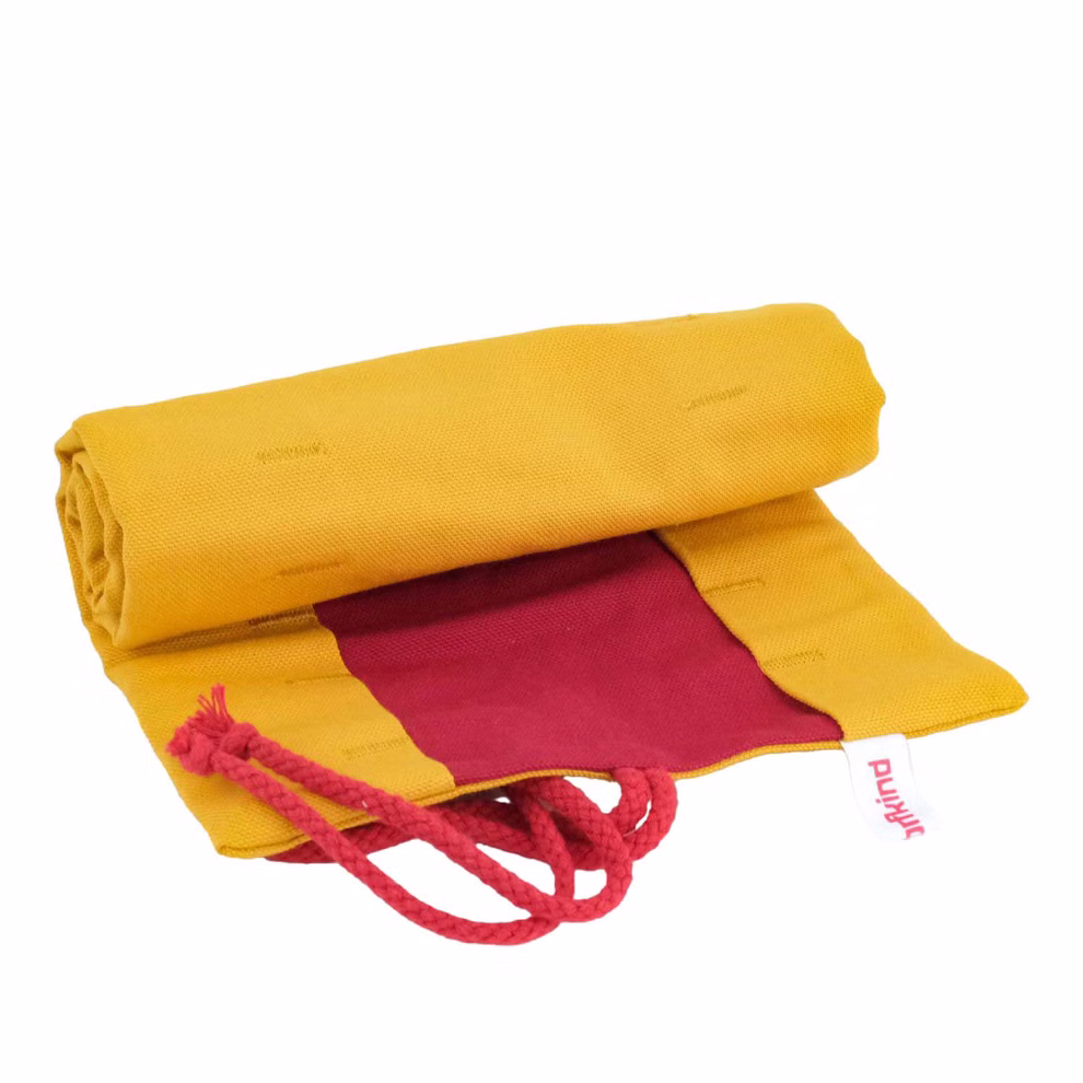 Waldorfkind Gefülltes Rollmäppchen 16er - curry/kirsche aus Biobaumwolle mit 16 Wachsmalstiften _33965 Das Gefülltes Rollmäppchen 16er von Waldorfkind ist eine Curry/kirsche Biobaumwolle-Rollmatte mit 16 Wachsmalstiften mit rotem Abschnitt roter Kordel und einem kleinen weißen Anhänger mit rotem Text.