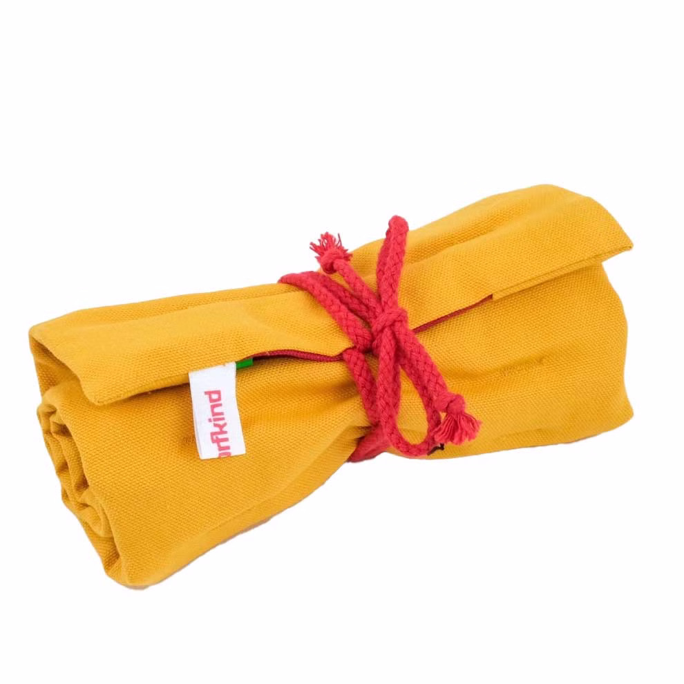 Waldorfkind Gefülltes Rollmäppchen 16er - curry/kirsche aus Biobaumwolle mit 16 Wachsmalstiften _33966 Aufgerolltes curry-gelbes Stofftäschchen von Waldorfkind gebunden mit einer kirschroten Kordel aus Bio-Baumwolle und mit einem "mkind"-Anhänger. Enthält 16 Wachsmalstifte (Gefülltes Rollmäppchen 16er - curry/kirsche).