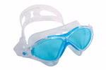 Die Junior Schwimmbrille blau von Schildkröt ist eine blaue Schwimmbrille für Kinder mit verstellbarem Band und Aufbewahrungsbeutel die für klare Sicht unter Wasser und Schutz der Augen beim Schwimmen sorgt.