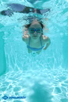 Schildkröt Junior Schwimmbrille
Capri 5+ blau/grün inkl. Aufbewahrungstasche mit Reißverschluss _26641 Ein junges Mädchen schwimmt in einem Pool unter Wasser und trägt dabei die Schildkröt Junior Schwimmbrille Capri 5+ in Blau/Grün. Das Sonnenlicht tanzt auf dem Boden des Schwimmbeckens das Schildkröt-Logo befindet sich unten links. Inklusive Aufbewahrungst