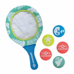 Das Schildkröt Neopren-Tauchspiel Catch besteht aus einem farbenfrohen Paddel mit Netzkern und Meeresmotiven sowie vier flachen Bällen mit Zahlen und Abbildungen von Seepferdchen Muscheln Seesternen und Schildkröt-Logos.