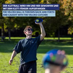 Schildkröt Neopren Klettball Set mit einem Ball _32563 Ein junger Mann mit Sonnenbrille spielt mit dem Schildkröt Neopren Klettball Set mit einem Ball in einem sonnigen Park Fangen während ein anderer einen Klettverschluss-Fänger hält; deutscher und englischer Text überlagert das Bild.