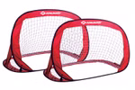 Zwei Schildkröt Fußballtore Pop-Up mit rotem Rahmen und weißen Netzen stehen Seite an Seite. "Schildkröt" ist oben auf jedem Tor in weißer Farbe aufgedruckt. Inklusive einer Aufbewahrungstasche für den einfachen Transport.