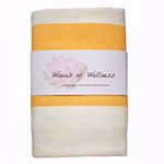 HängemattenGlück Strandtuch aus Bio-Baumwolle zweifarbig in 7 Farbkombinationen _31624 weiß-orange Ein gefaltetes zweifarbiges Strandtuch aus Bio-Baumwolle von HängemattenGlück in einer von 7 Farbkombinationen mit einem "Waves of Wellness"-Label mit einem rosa Lotus und der Aufschrift "Luxuriöses Bio-Badetuch für Sauna und Strand". weiß-orange