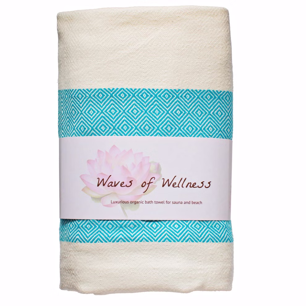 HängemattenGlück Strandtuch aus Bio-Baumwolle zweifarbig in 7 Farbkombinationen _31621 weiß-blau Zweifarbiges Strandtuch aus Bio-Baumwolle von HängemattenGlück in creme und türkis mit geometrischem Muster und rosa Lotus-Etikett mit "Waves of Wellness" - luxuriös für Sauna oder Strand erhältlich in 7 Farbkombinationen. weiß-blau