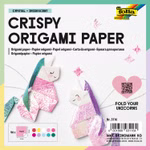 Quadratische Origami-Papiere mit kristalliner, leicht transparenter Oberflächenstruktur in verschiedenen Farben sortiert auf hellem Hintergrund.