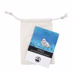 Ein kleiner Stoffbeutel mit Kordelzug enthält Maulwurf - Geschenke aus der Natur's "Perle mit Infokarte & Zertifikat" (ca. 3-5 cm) sowie eine Karte mit Wasserbild fünf unregelmäßigen Perlen dem Text "PERLE SCHIMMERNDER SCHATZ" und einem runden Logo am Bode