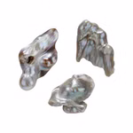 Drei glänzende unregelmäßig geformte Perlen mit Infokarte & Zertifikat (ca. 30-50 cm) von Maulwurf - Geschenke aus der Natur mit metallischem Glanz und einzigartigen Strukturen auf weißem Hintergrund.