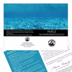 Die "Perle mit Infokarte & Zertifikat ca. 30 - 50 cm groß" von Maulwurf - Geschenke aus der Natur enthält ein Zertifikat mit einer Unterwasserszene und Sonnenlicht auf Steinen; darunter sind teilweise deutsche Dokumente zu sehen.