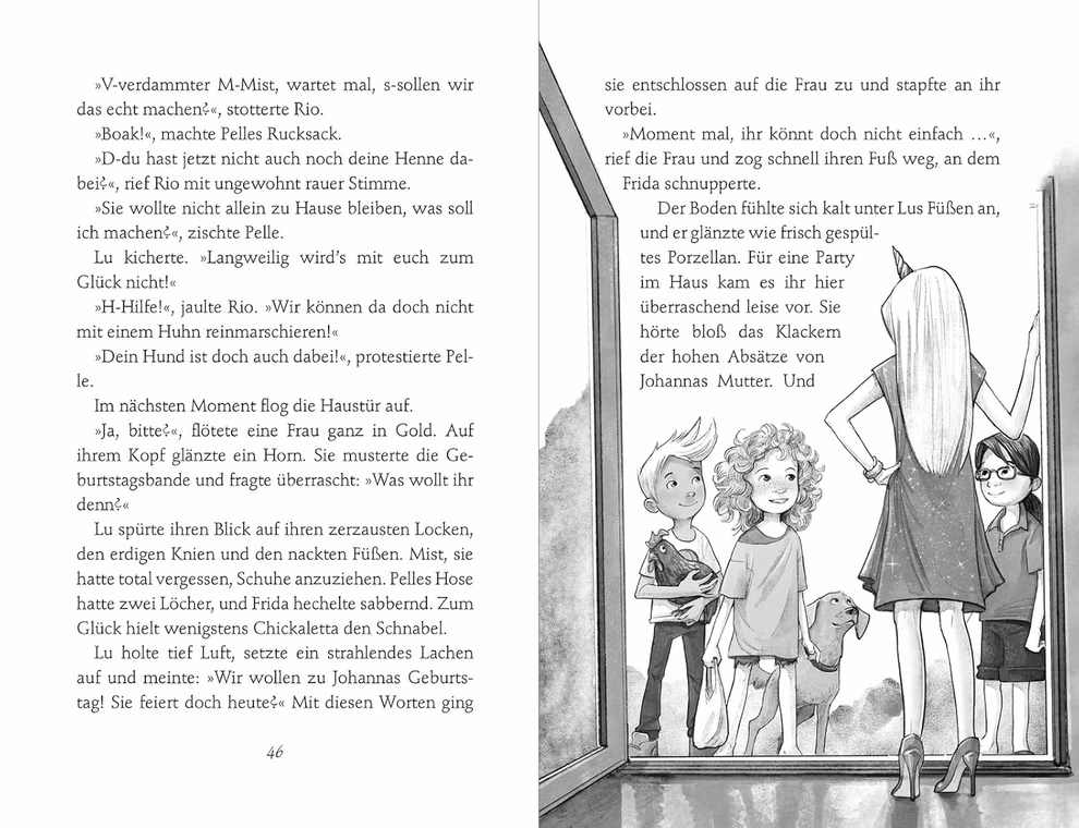 Eine schwarz-weiße Illustration aus "Die Geburtstagsbande. Auf die Plätze fertig feiern! Band 1" von Fischer Sauerländer zeigt vier lachende Kinder und eine Frau in einem Hausflur; sie steht mit dem Rücken zum Betrachter an einer Tür.