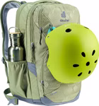 Ein Deuter Schulrucksack Cotogy grove ripple-grove mit einer Edelstahl-Trinkflasche in der Seitentasche und einem leuchtend gelben Fahrradhelm auf der Vorderseite der mit mehreren Reißverschlussfächern und einem gemusterten Design ausgestattet ist.