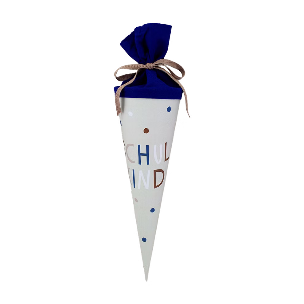 AVA & YVES Schultüte beige mit Punkten Text Schukind_33994 Die AVA & YVES Schultüte beige mit Punkten mit dem Schriftzug "Schulkind" ist eine Schultüte in Kegelform mit bunten Punkten blauem Stoffdeckel und gebundenem Band.