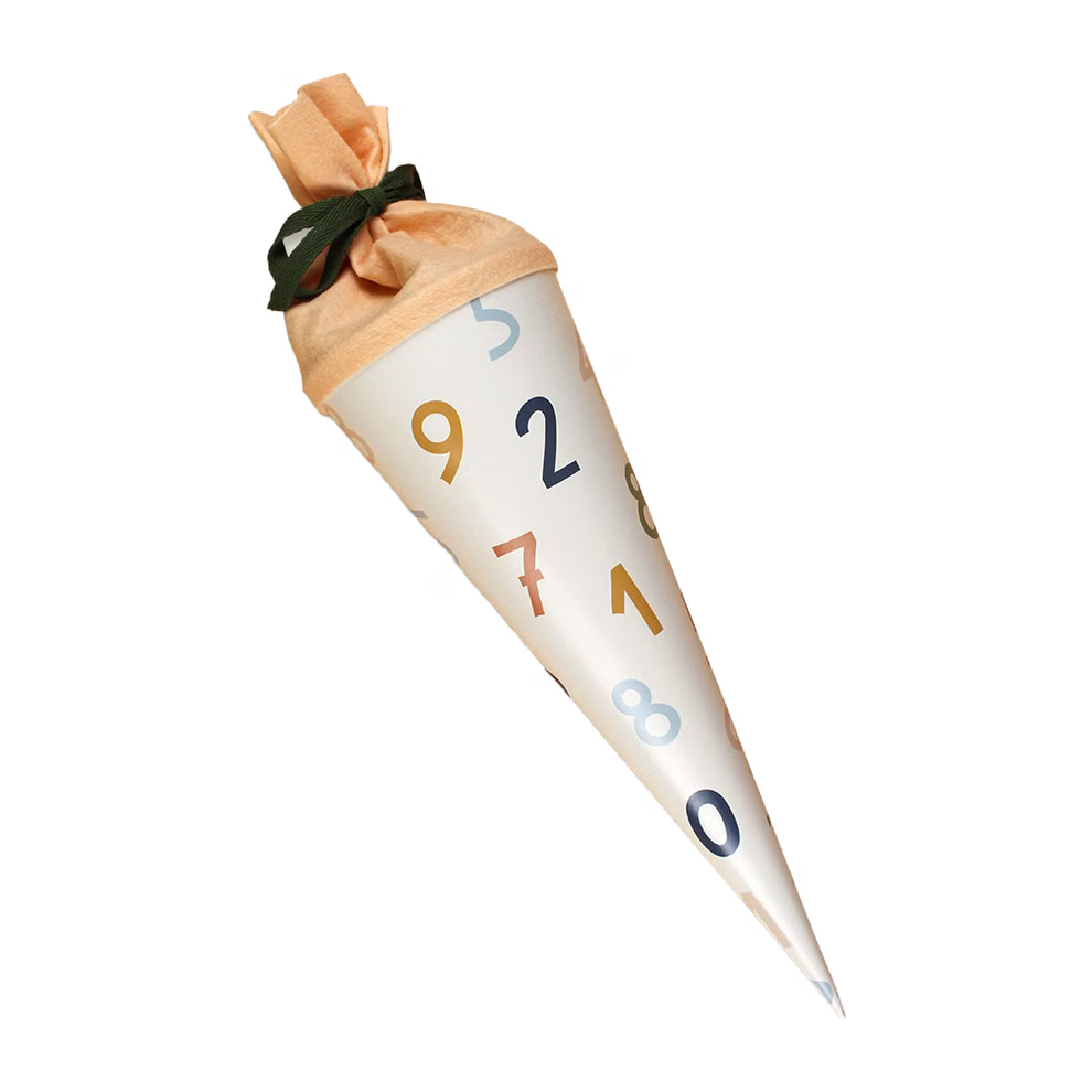 AVA & YVES Schultüte Zahlen pastell/weiss 35 cm_33995 Die AVA & YVES Schultüte Zahlen pastell/weiss 35 cm ist eine kegelförmige Geschenktüte mit pastellfarbenen Zahlen veredelt mit orangefarbenem Seidenpapier und einem grünen Band.