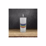 Die Himalaya Salt Dreams "Kerze weiß mit Chakra Bogen" (ca. ø 66 x H ca. 14 cm) ist eine weiße Kerze in einem Glashalter mit Regenbogen-Chakra-Schichten am Boden dargestellt auf Holz vor dunklem Hintergrund.