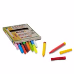 Eine geöffnete Schachtel ökoNORM Zaubermaler 9 Farben inkl. Farbwechselstift zeigt acht bunte Marker. Farbwechselstift kommen acht bunte Marker zum Vorschein wobei ein gelber und ein roter Marker sowie deren Kappen neben der Schachtel auf einer weißen Fläc