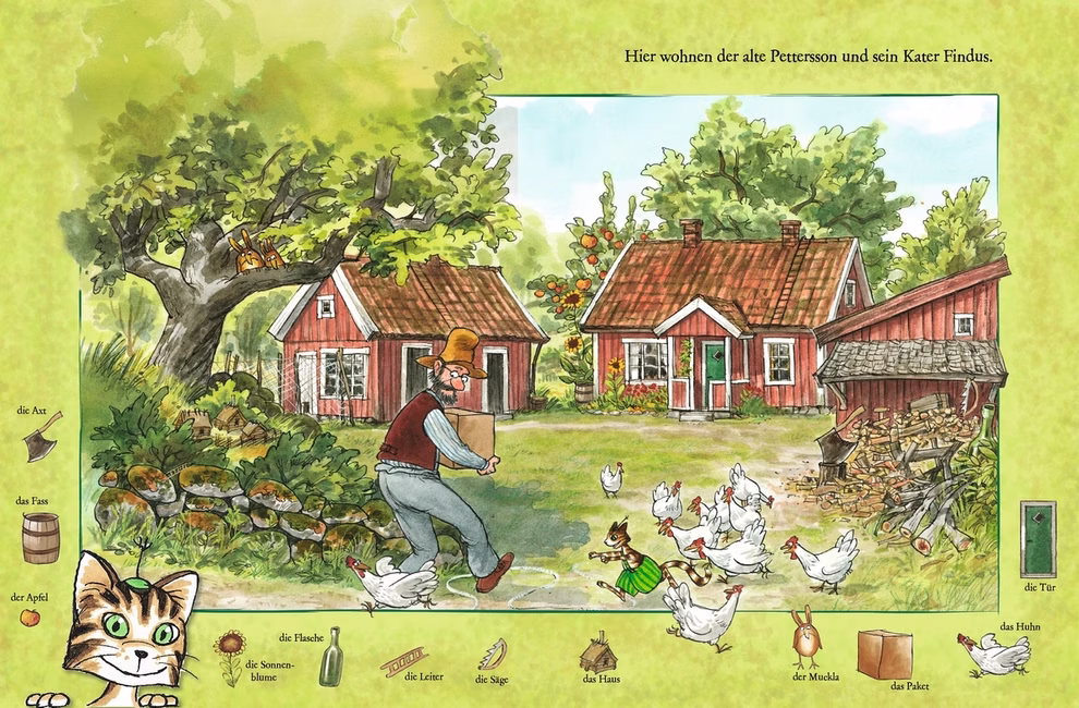 Oetinger Verlag Das große Pettersson und Findus Wimmelbuch Sven Nordqvist_33742 In "Das große Pettersson und Findus Wimmelbuch" von Sven Nordqvist (Oetinger Verlag) geht ein Mann mit einer Kiste zwischen Bäumen Hühnern und einer Katze auf rote Häuser zu die von Grün Holzstapeln Heu und verspielten Details umgeben sind.