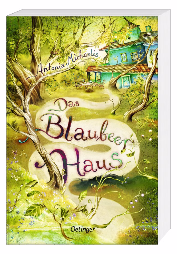 Oetinger Verlag Das Blaubeerhaus Antonia Michaelis _33751 Das Cover von Das Blaubeerhaus Antonia Michaelis aus dem Oetinger Verlag zeigt ein skurriles Haus mit blauem Dach inmitten von Bäumen und Grün mit einem gewundenen Pfad und verspielter farbenfroher Typografie.