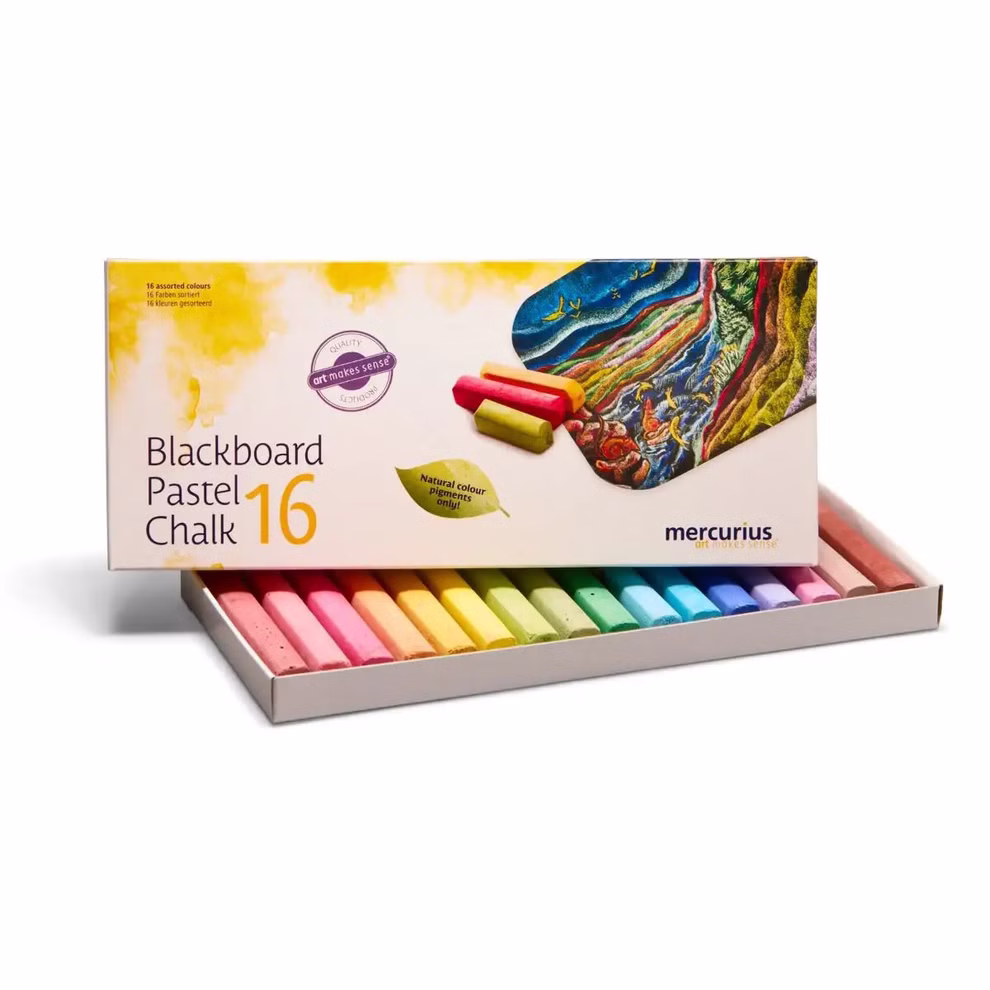 Eine Schachtel Mercurius Art Makes Sense Tafelpastellkreide sortiert mit 16 bunten Kreiden die in einer Reihe angeordnet sind. Die Verpackung zeigt lebendige Kunstwerke und den Text "Tafelpastellkreide sortiert 16 Farben.
